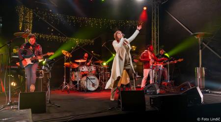 Temperamentna Tanja Žagar je razgrela kamniško publiko za najdaljšo noč v letu in silvestrovanje v centru Pravljičnega Kamnika (14)